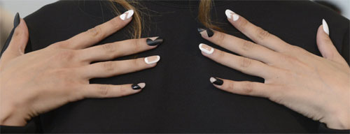 graphic-black-and-white-mani.jpg Graphic black and white mani